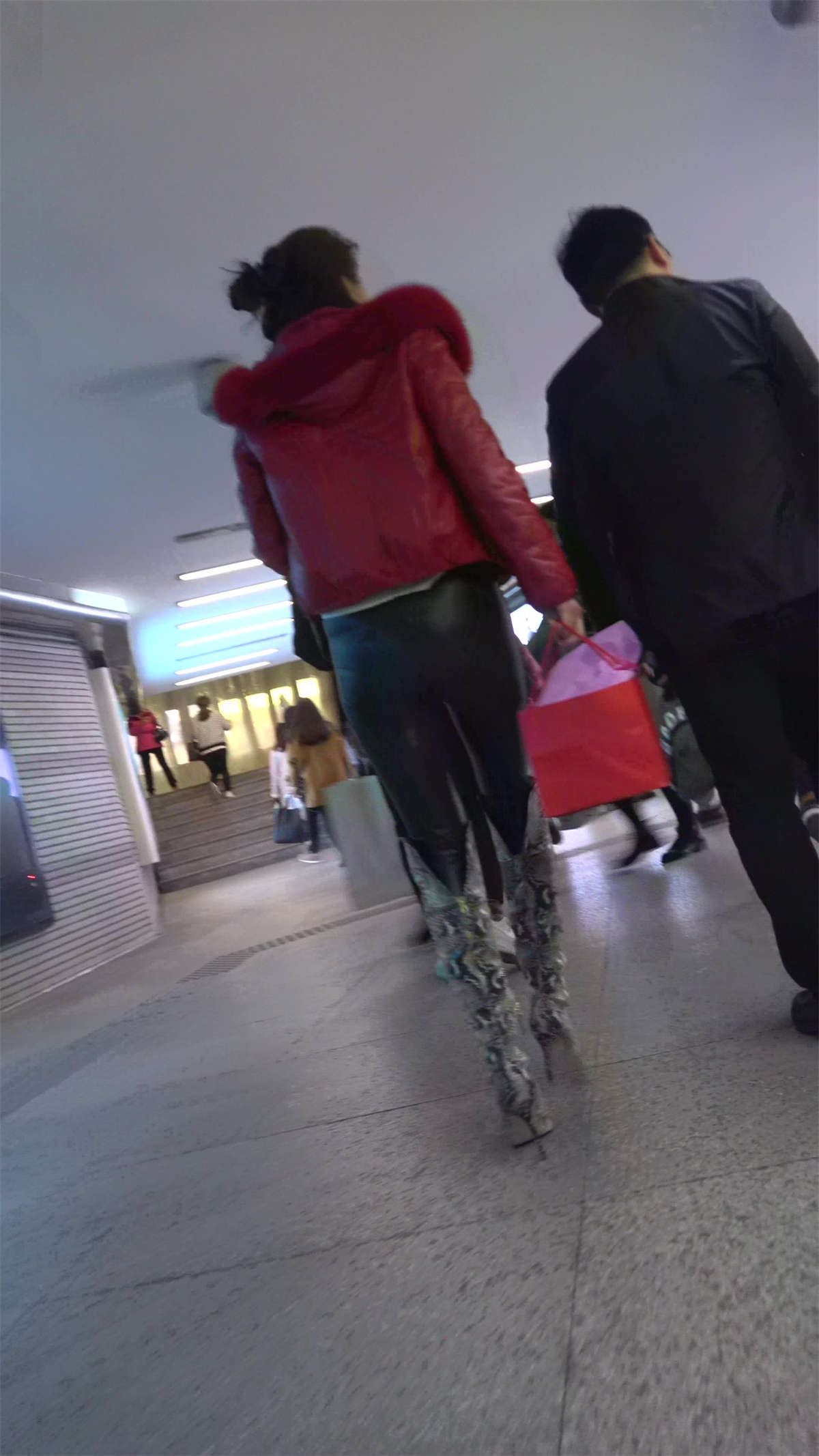大红色外套紧身皮裤长腿美女