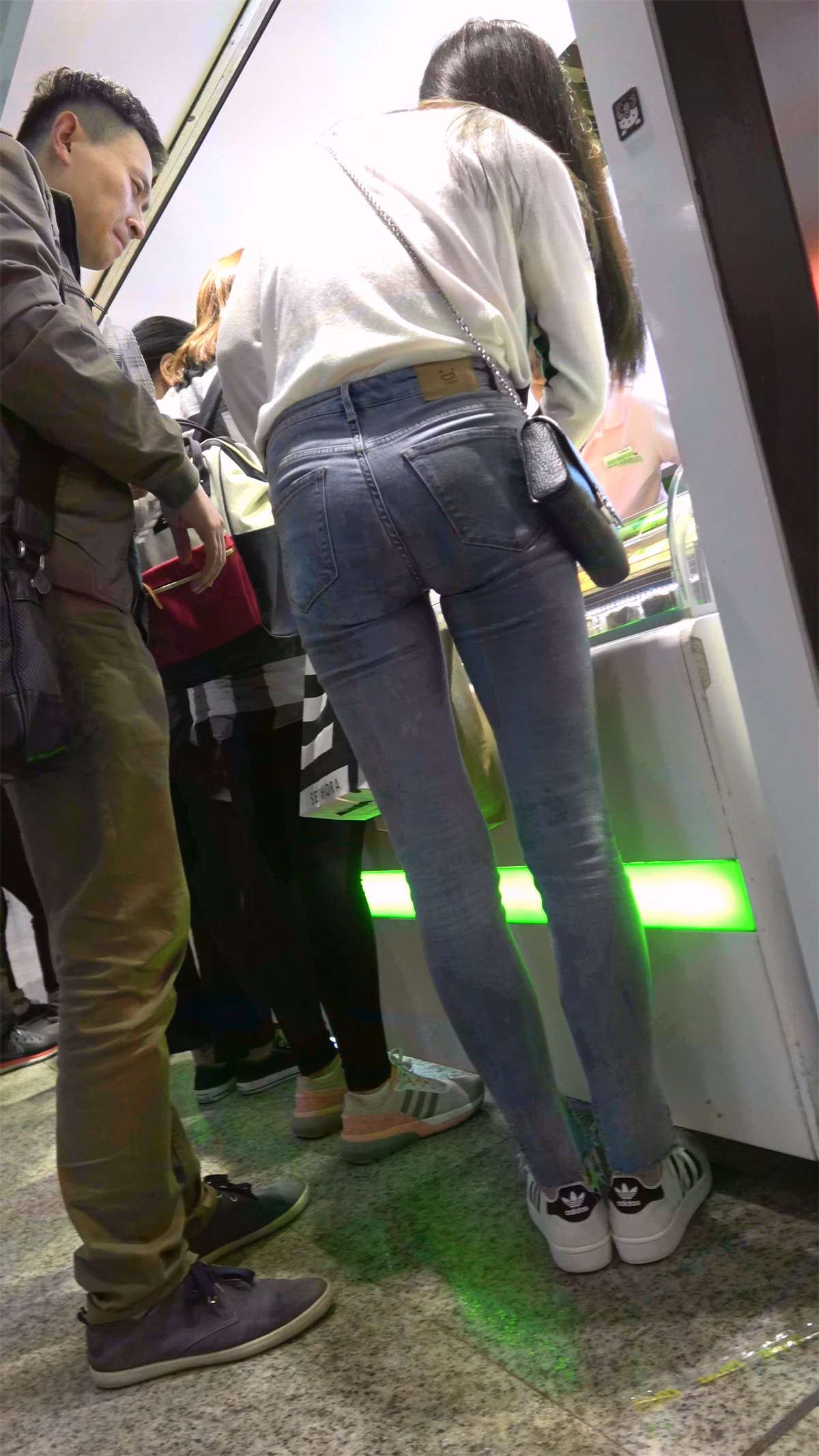 白色T恤蓝色牛仔紧身美女