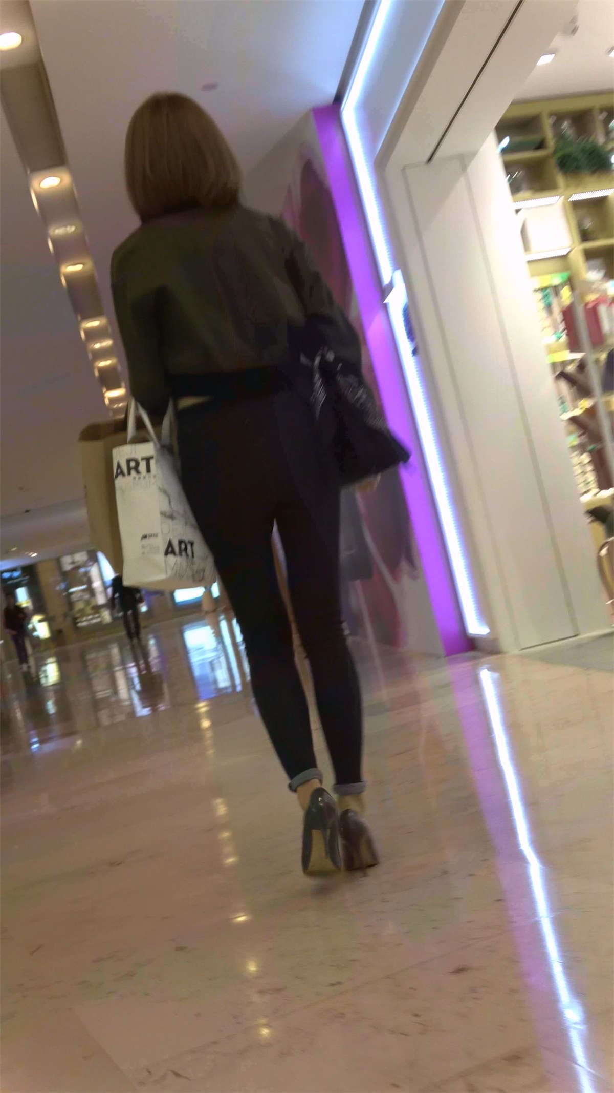 白色T恤蓝色牛仔紧身美女