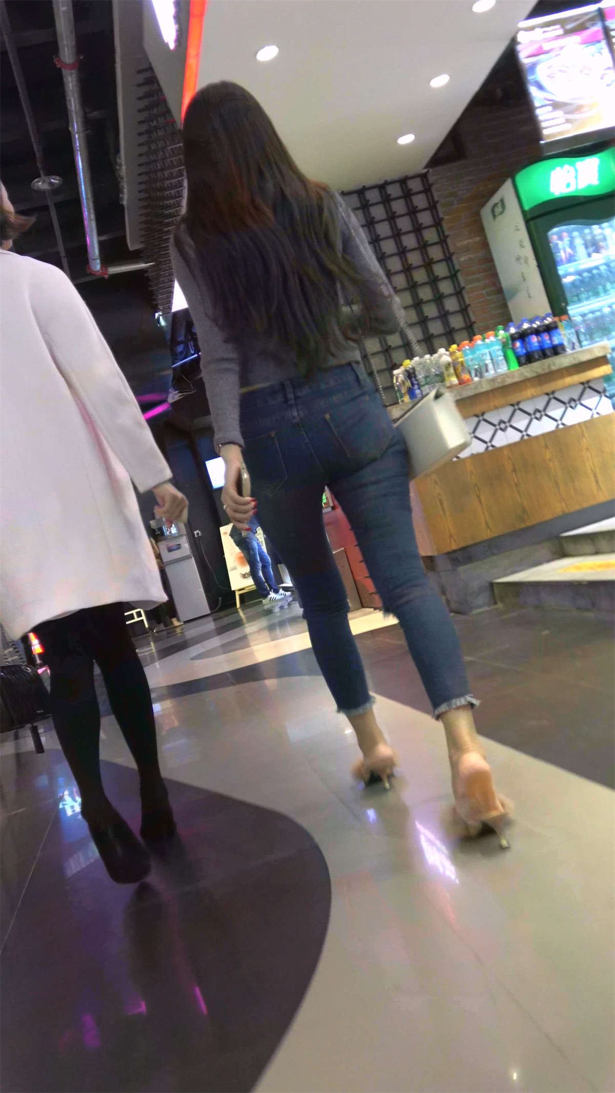 牛仔紧身气质小姐姐