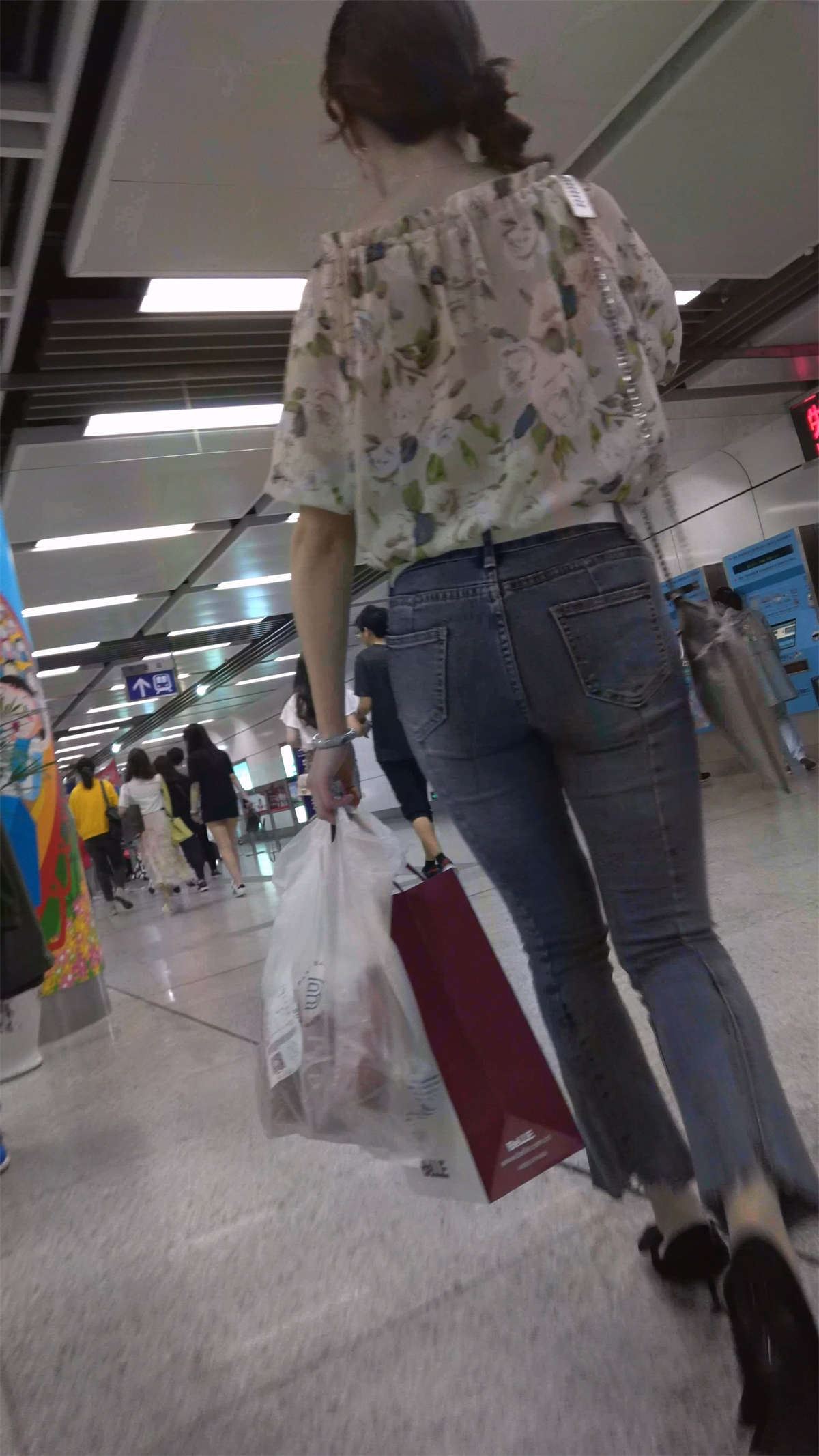 紧身牛仔美臀美女
