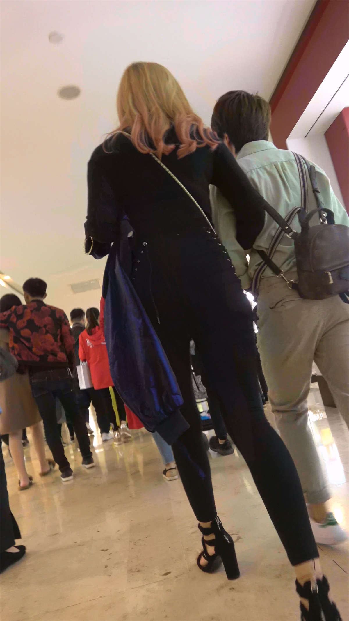 紧身美女小姐姐