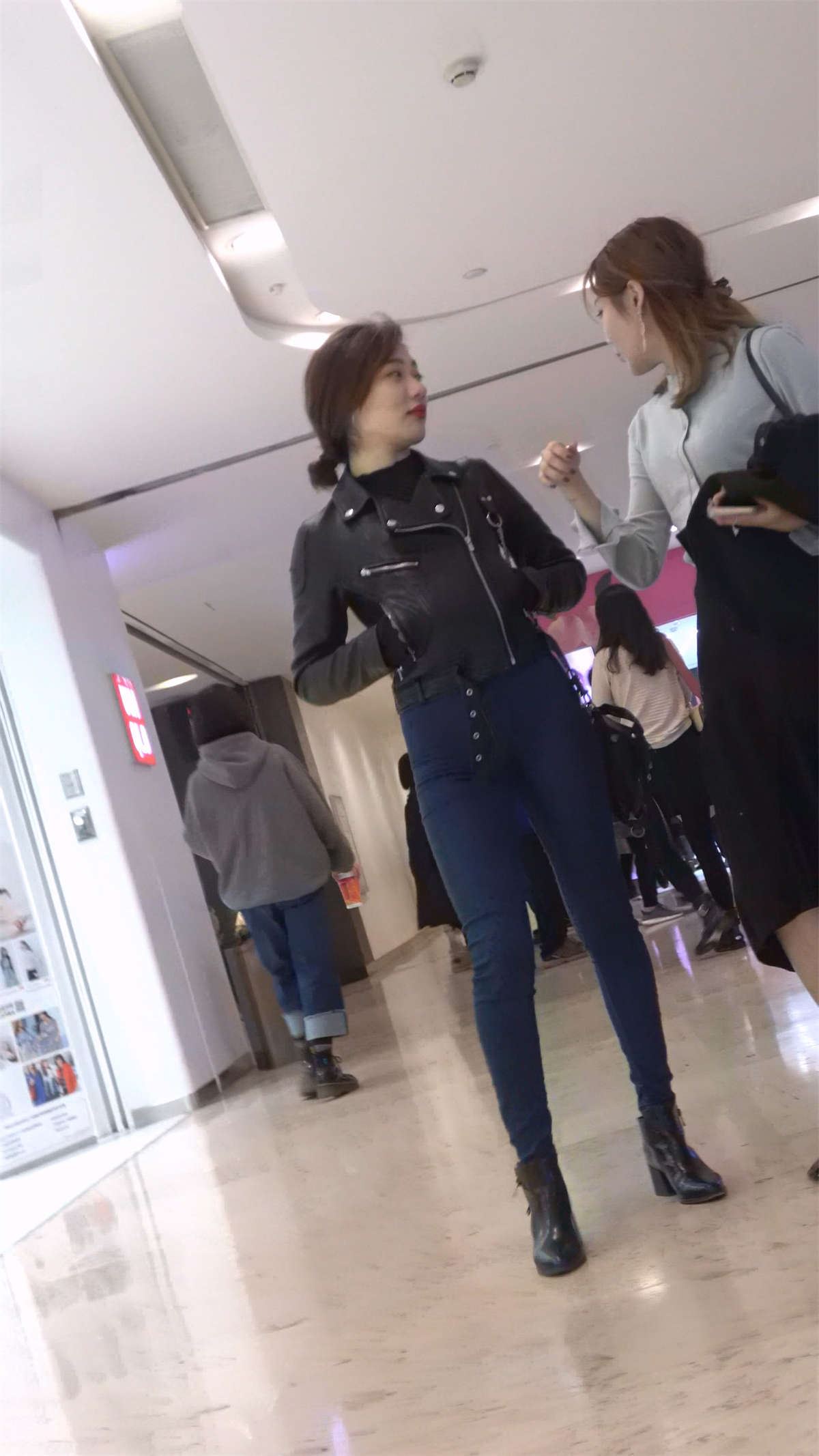 蓝色超紧身牛仔裤高挑气质美女