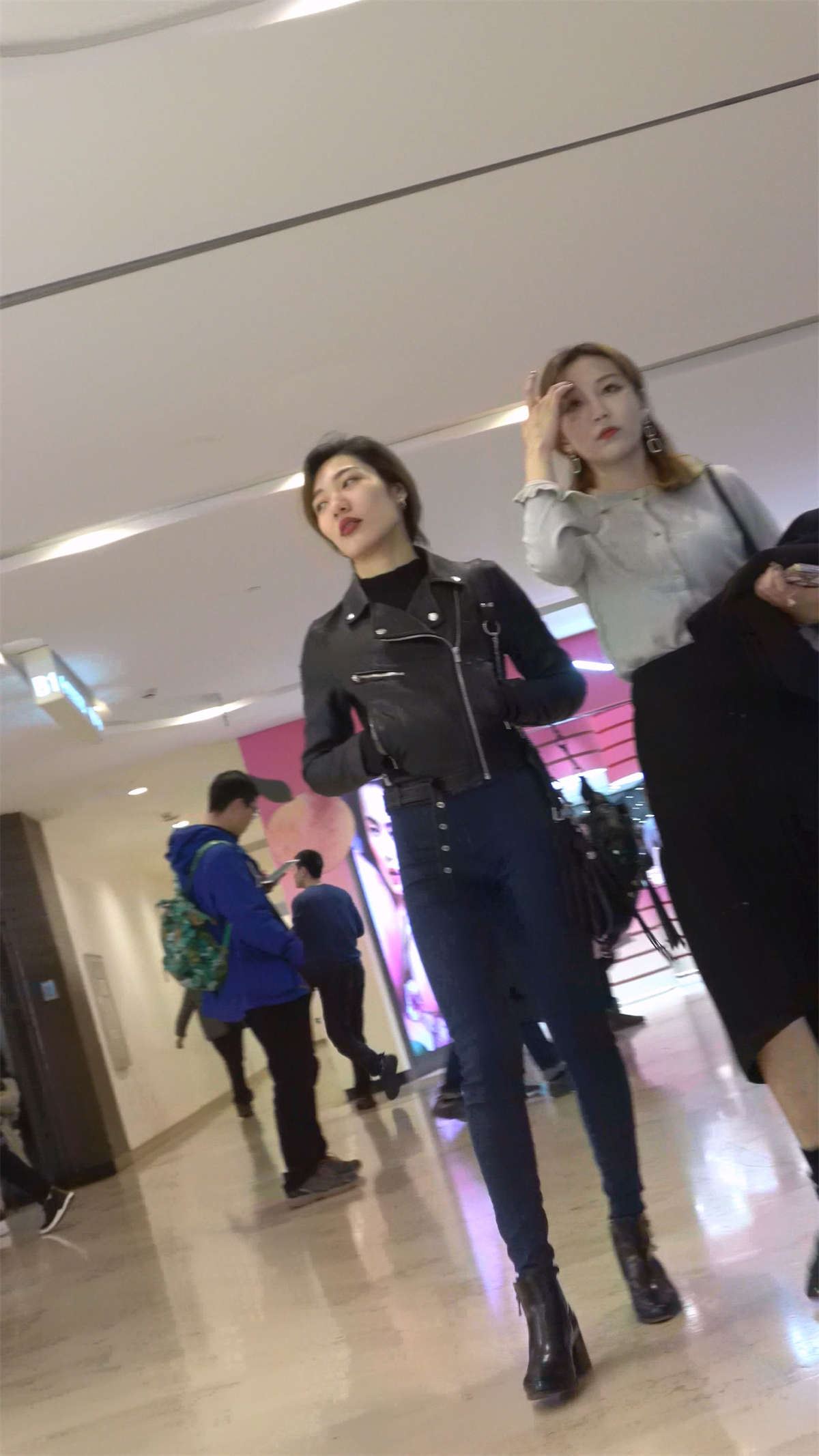 蓝色超紧身牛仔裤高挑气质美女