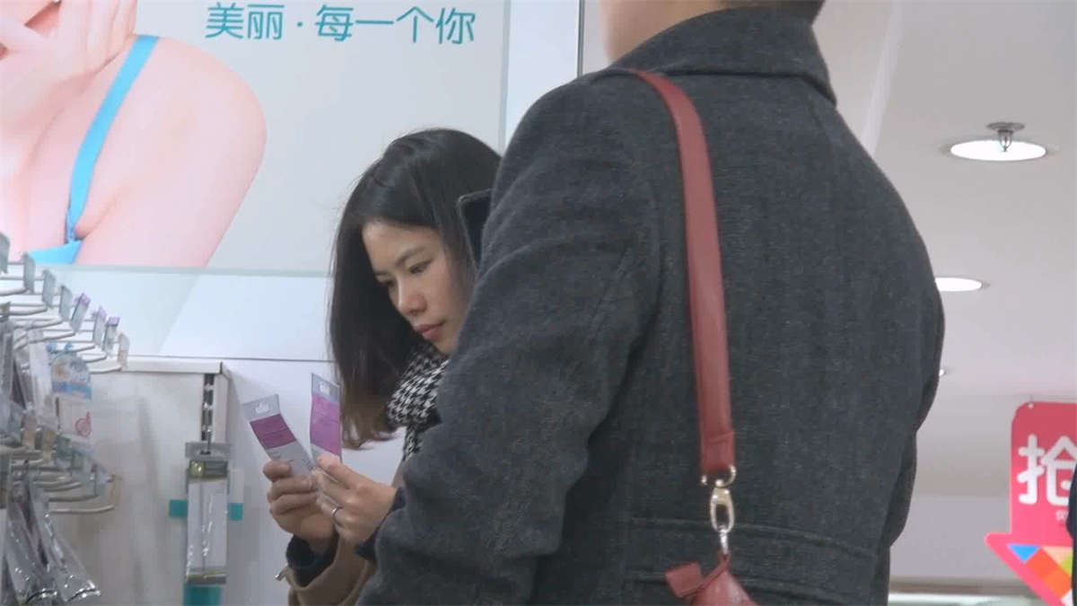 试穿好看的银色高跟鞋