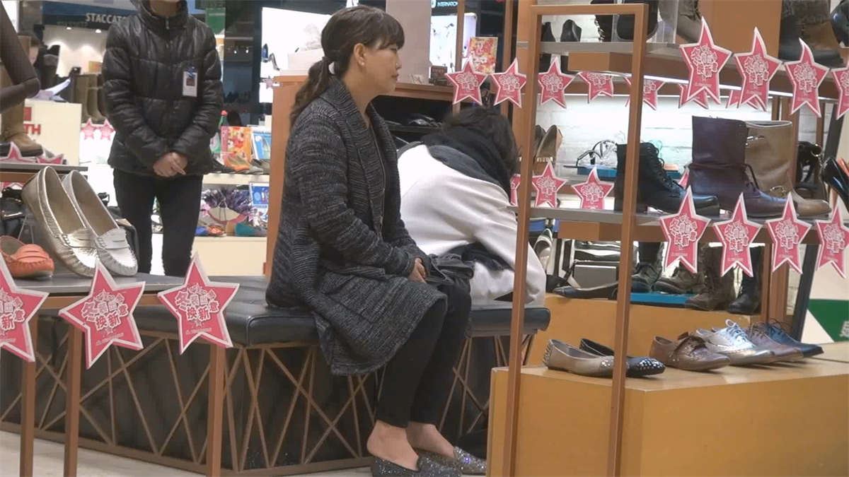 心中犹豫不决，两只鞋来回穿脱