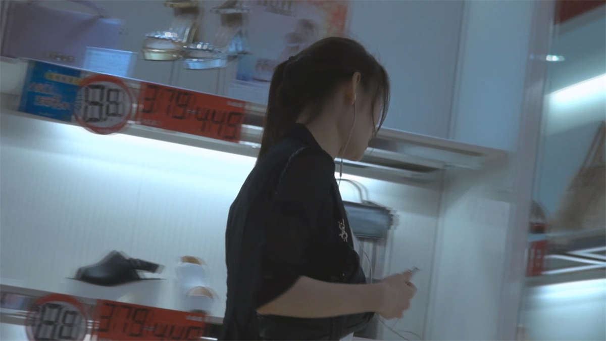 女孩进商场试了一双鞋