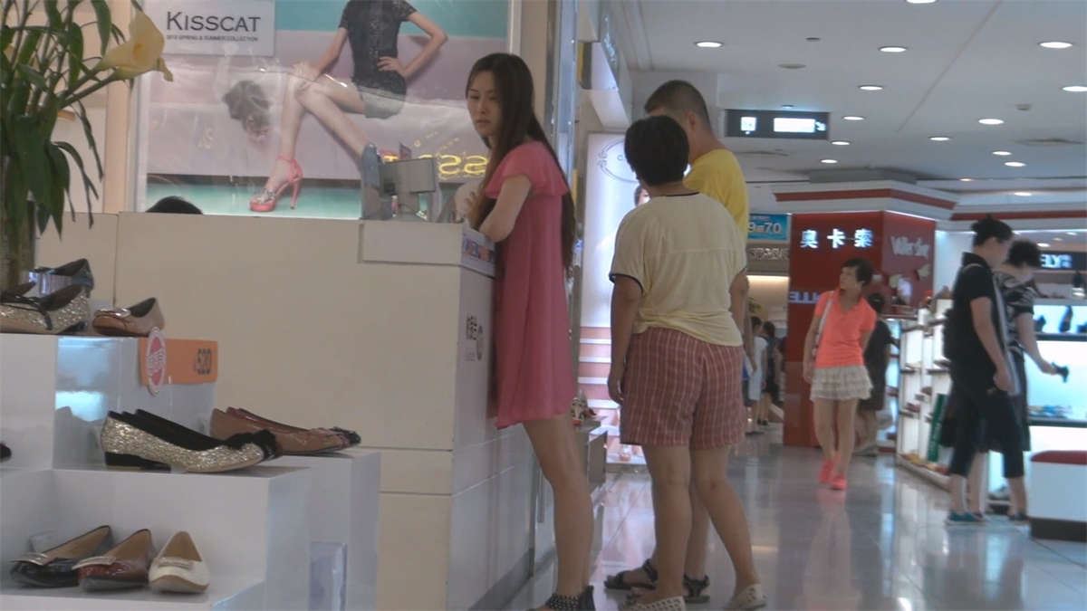 这是大美女，来把她的二趾长骨感玉足看个真切