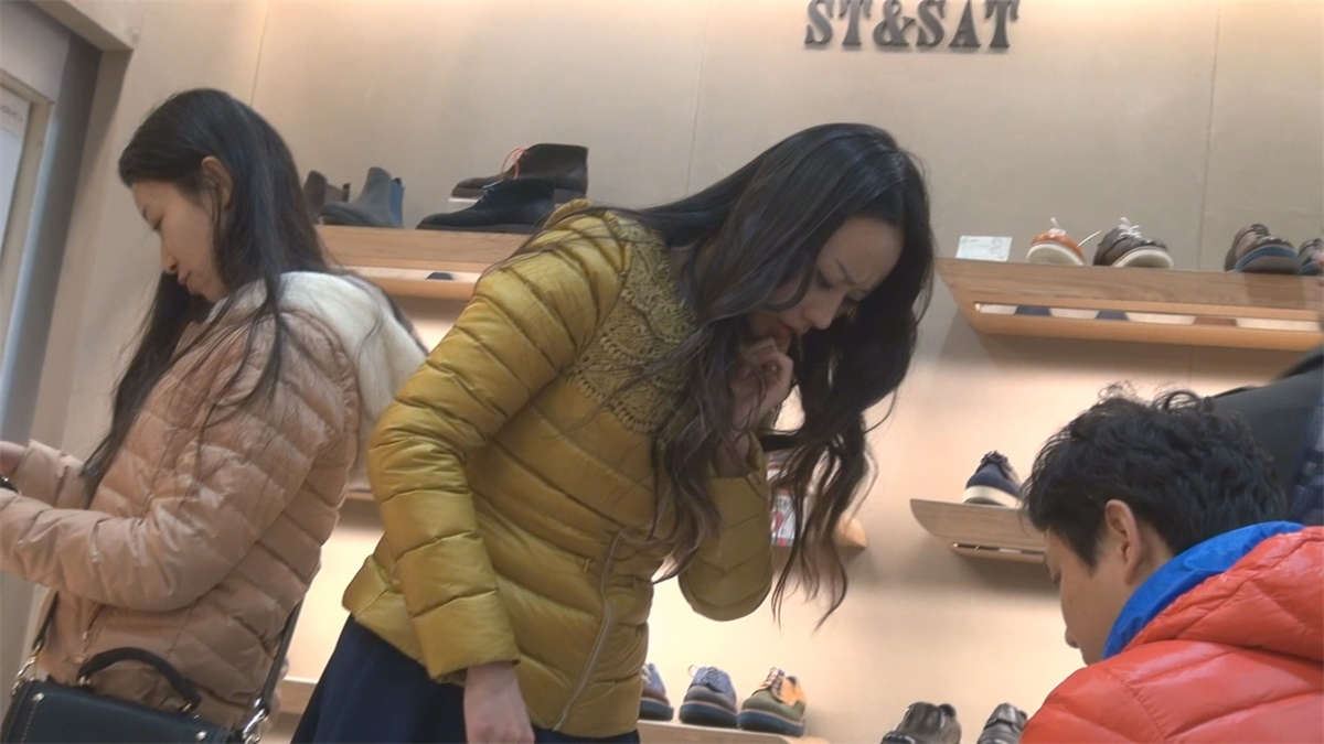 自信的美女生来就是赤脚穿鞋