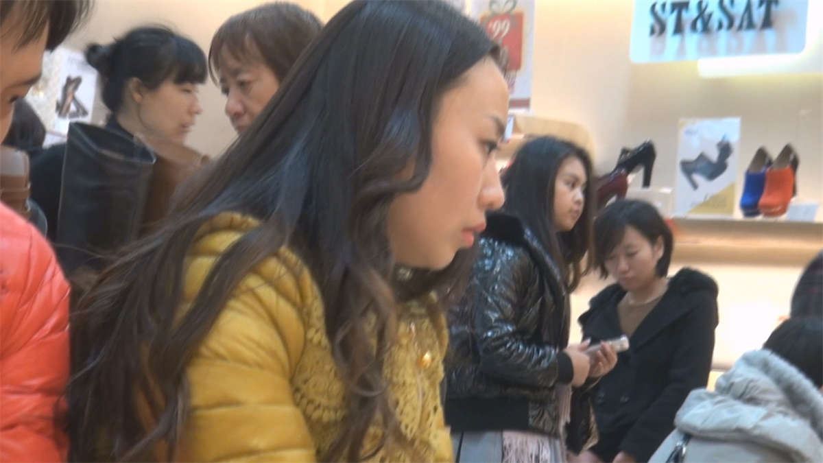 自信的美女生来就是赤脚穿鞋
