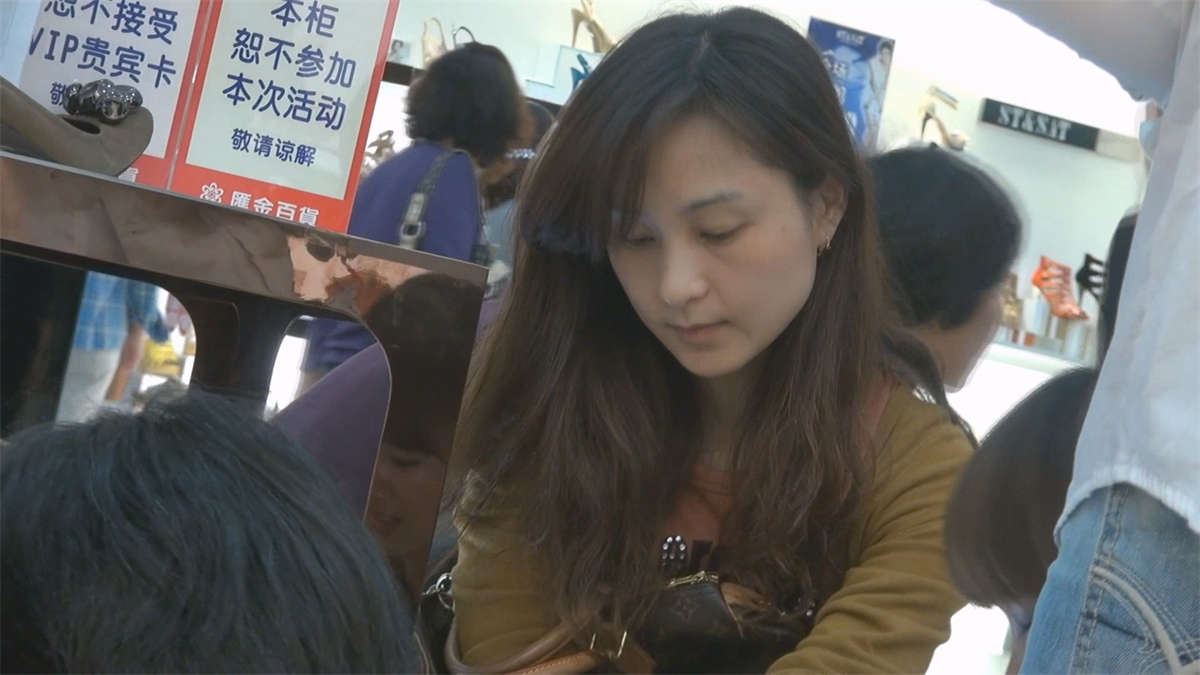 看美女试鞋，我总是兴意盎然
