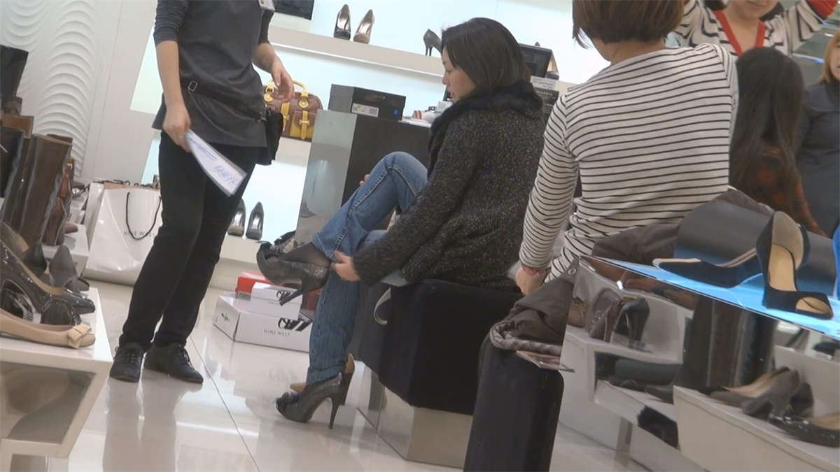 气质少妇的裸足已经给力，最后还穿上黑丝给你看