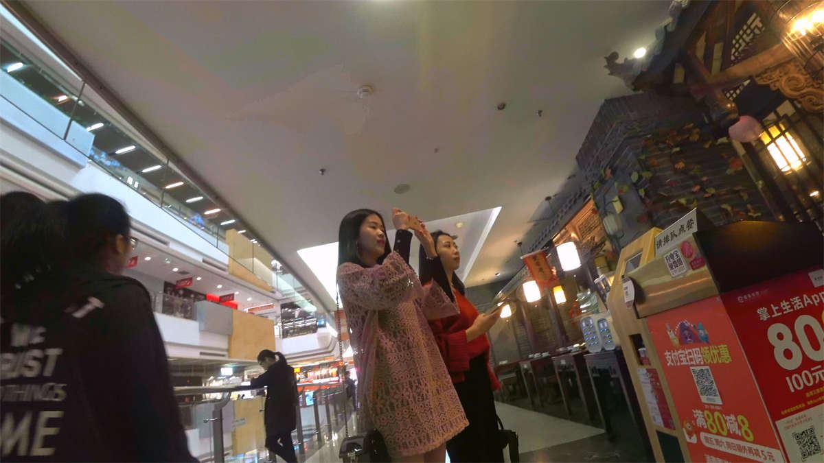粉色镂空衣短裤美女