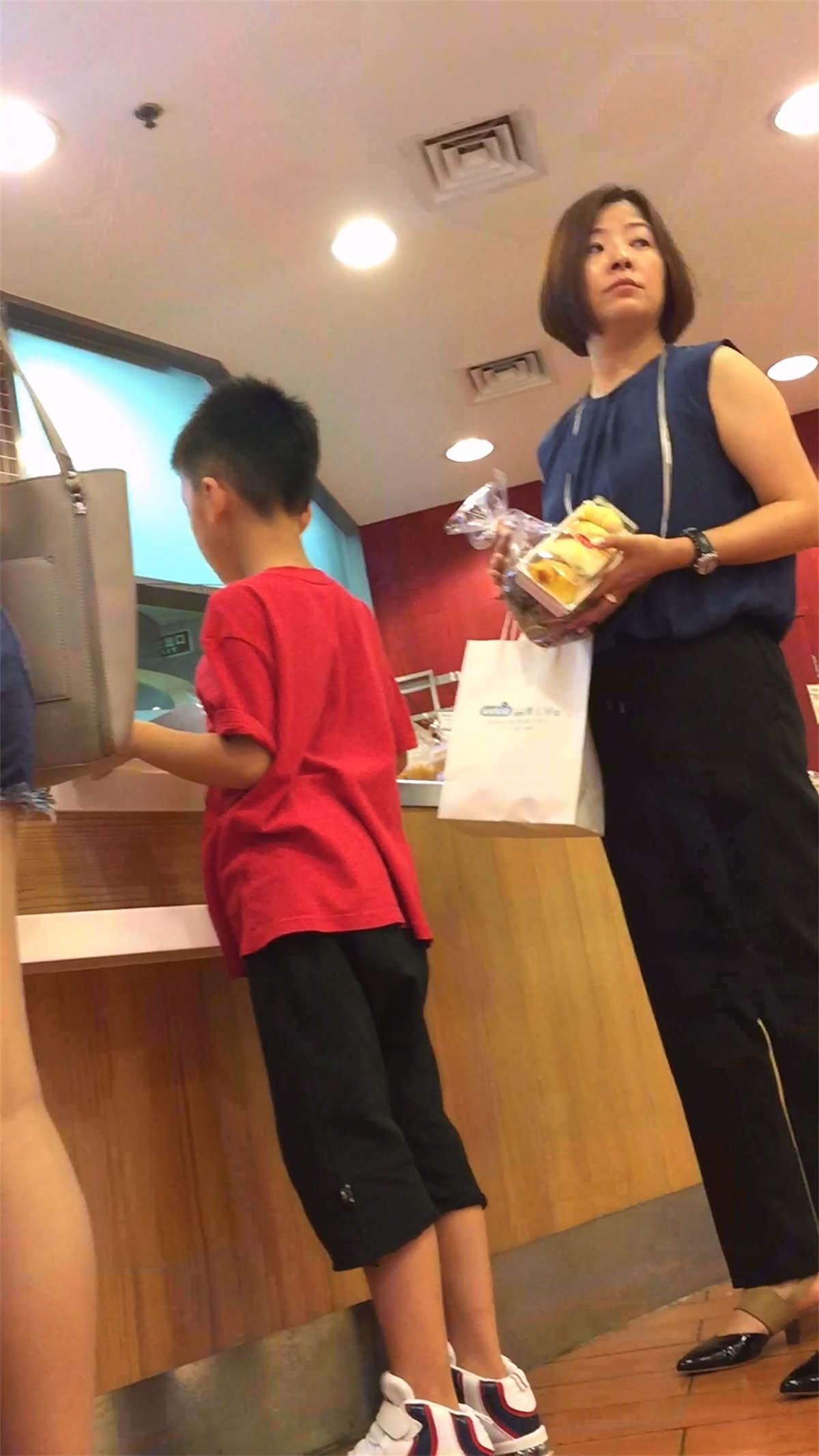黄T恤衫高腰牛仔热裤肉臀美女