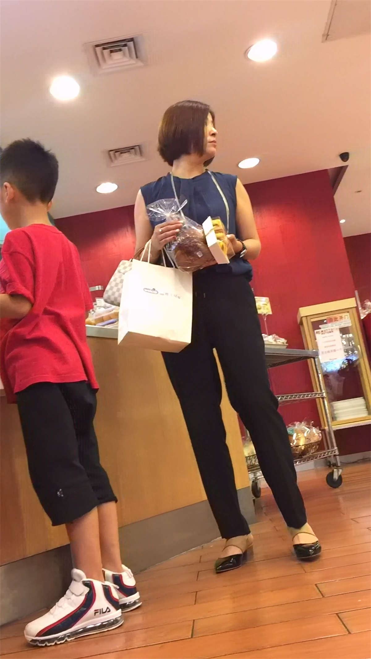 黄T恤衫高腰牛仔热裤肉臀美女
