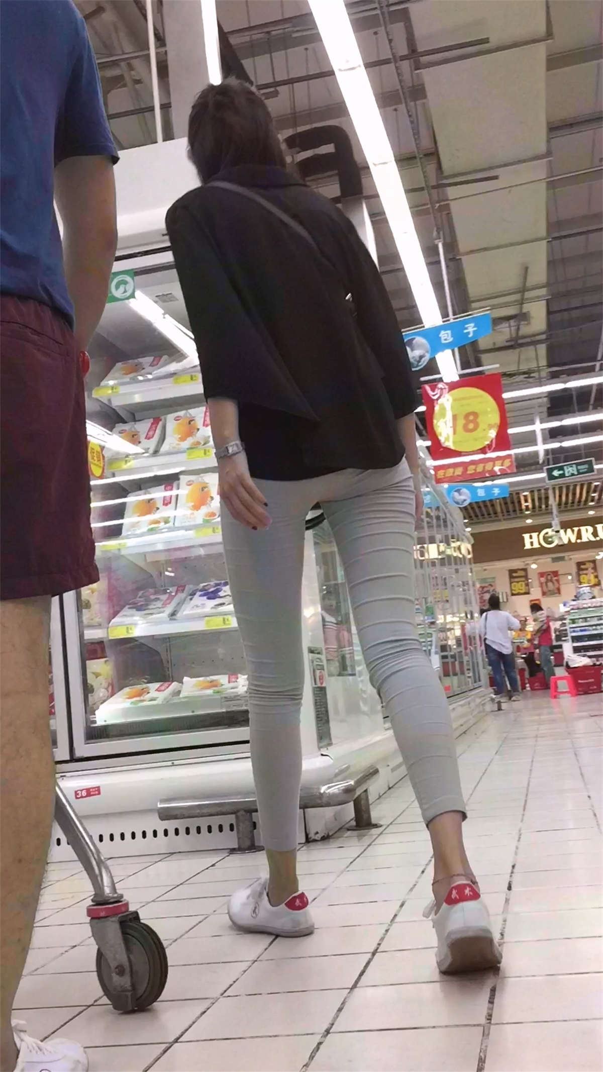 身材苗条细得跟竹竿似的美女逛超市