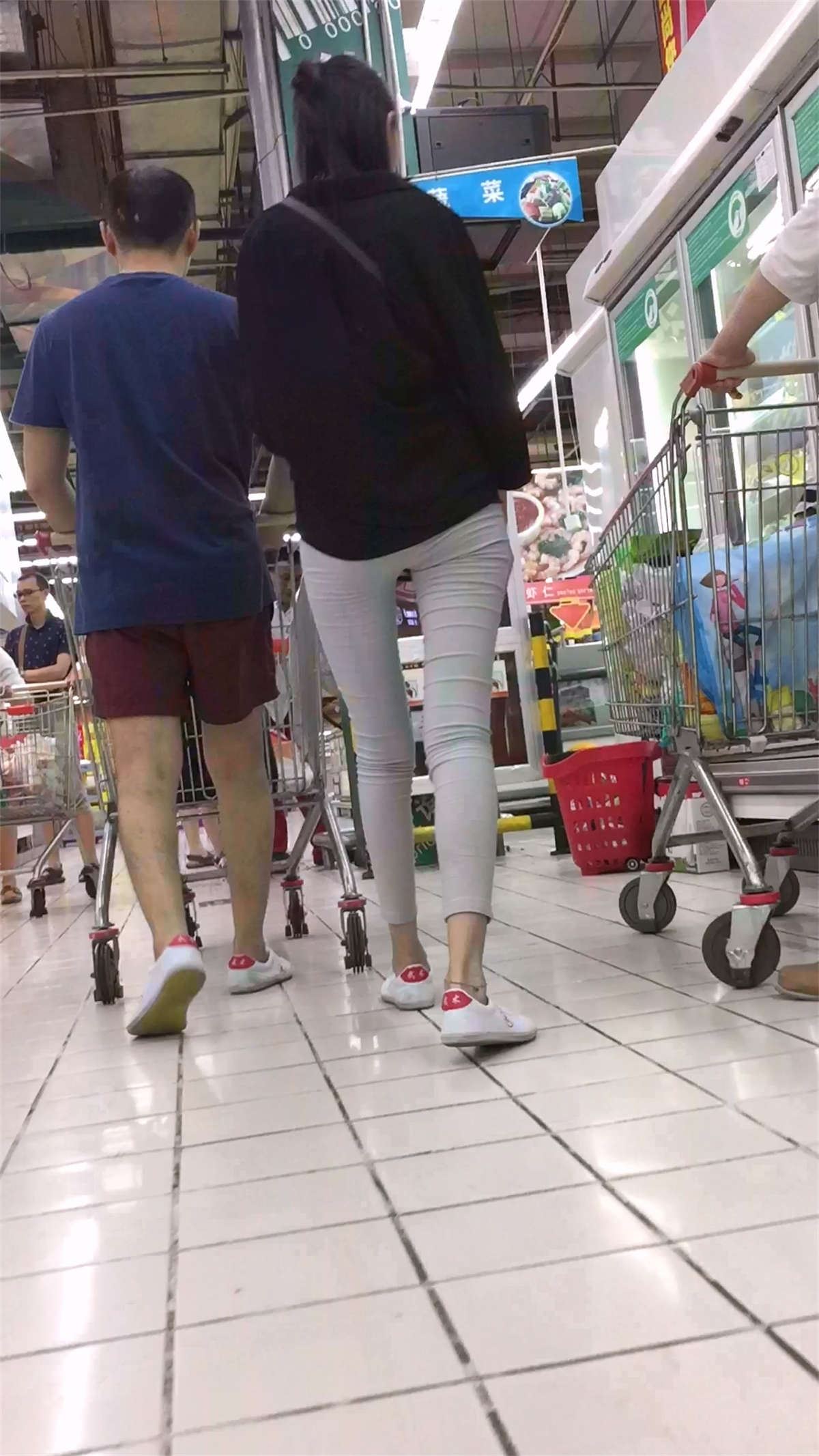 身材苗条细得跟竹竿似的美女逛超市