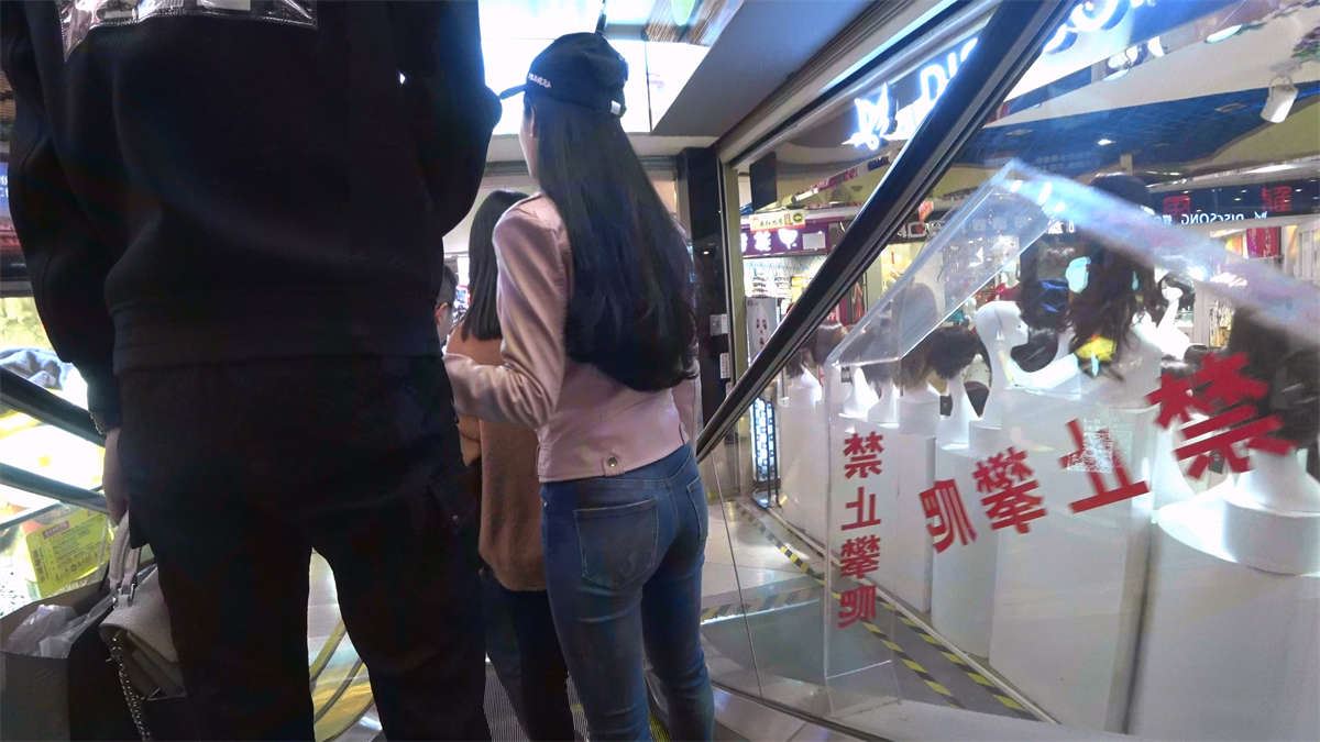 鸭舌帽紧身蓝牛美女