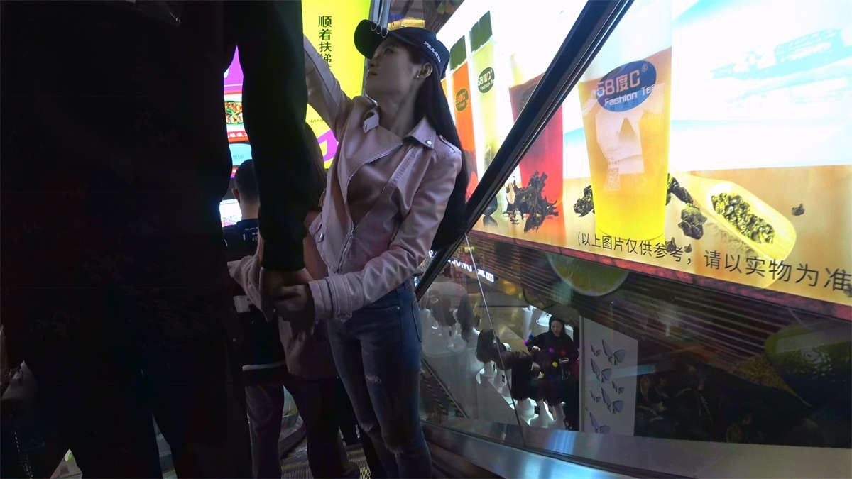 鸭舌帽紧身蓝牛美女