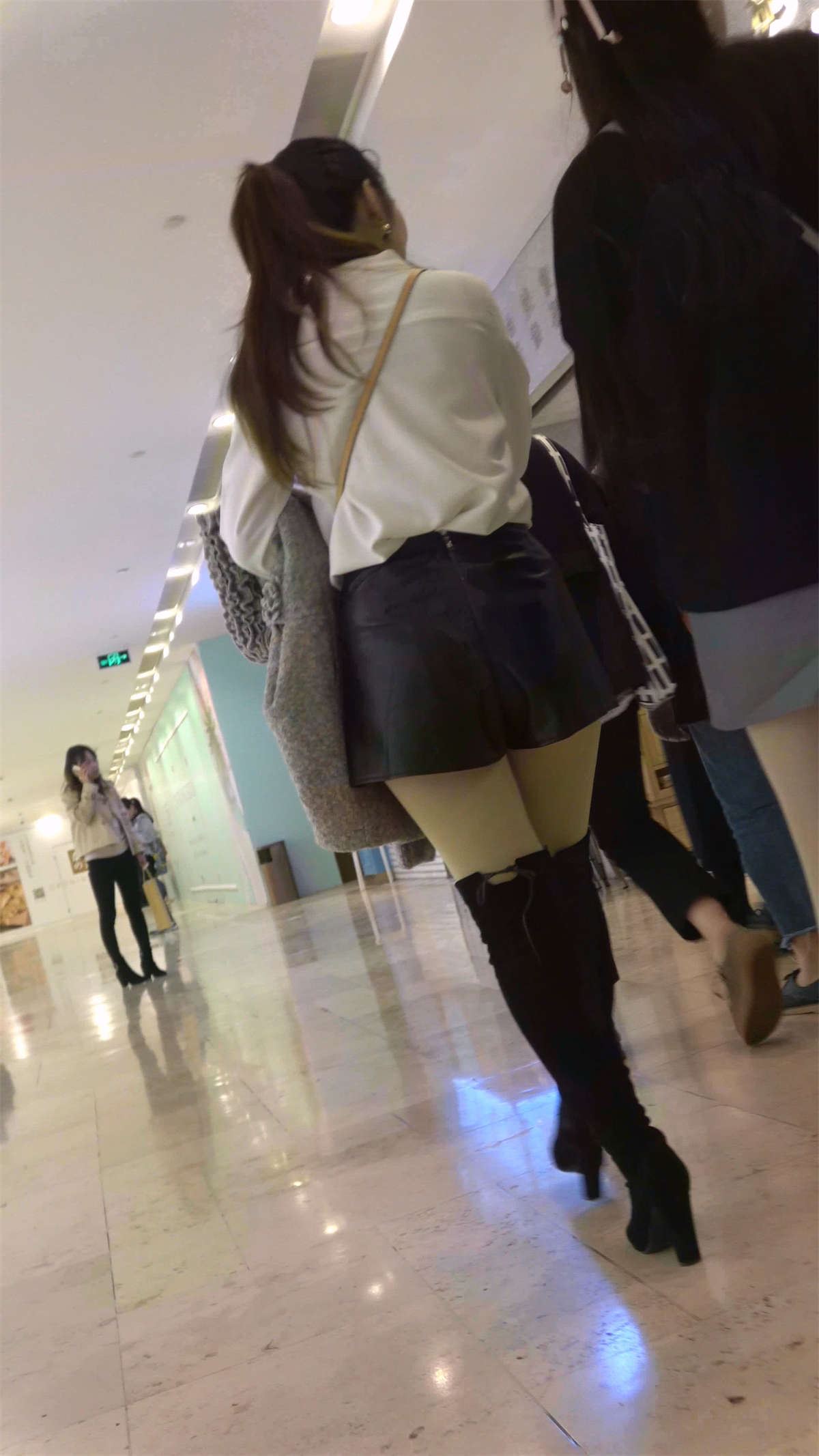 白衬衫长筒靴气质美女