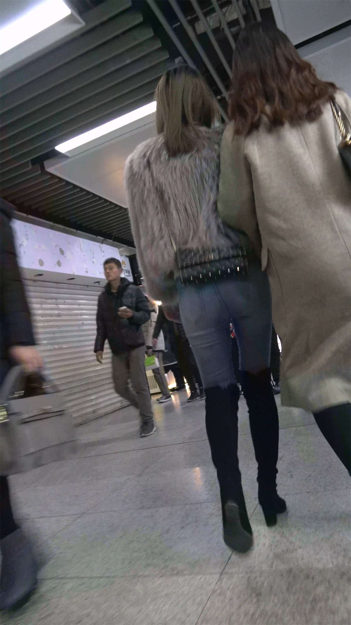 牛仔紧身美女