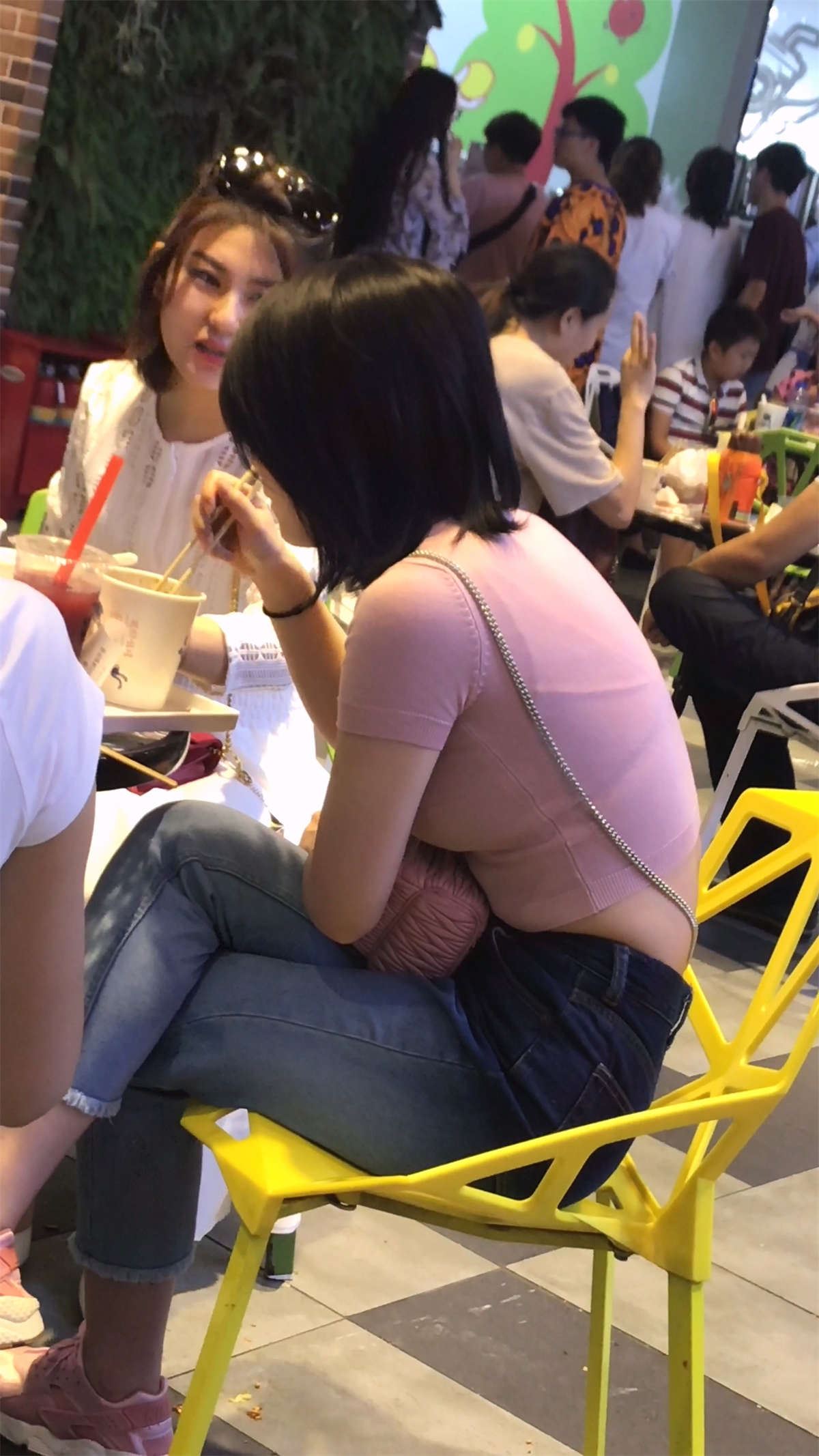 丰满紧身蓝牛美女