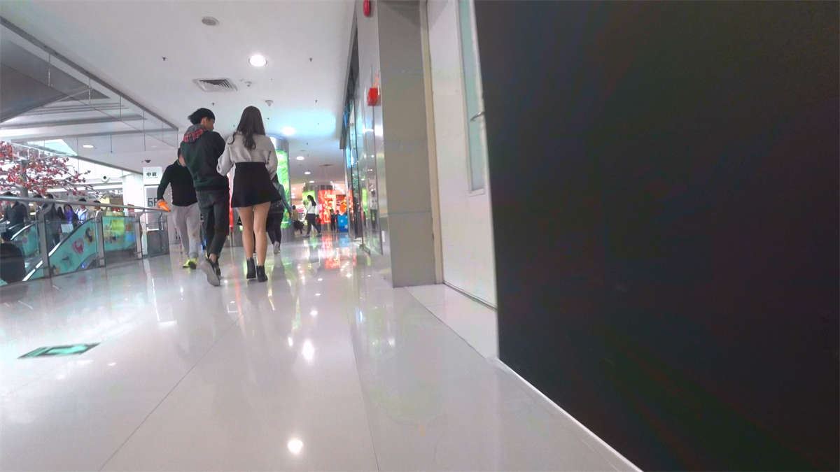 短裙小清纯美眉逛商场