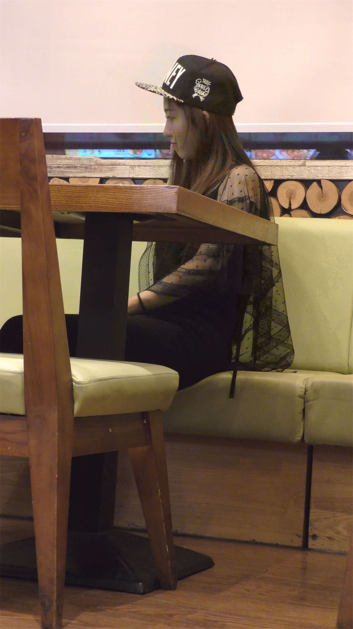 餐厅用餐的鸭舌帽小清纯美女