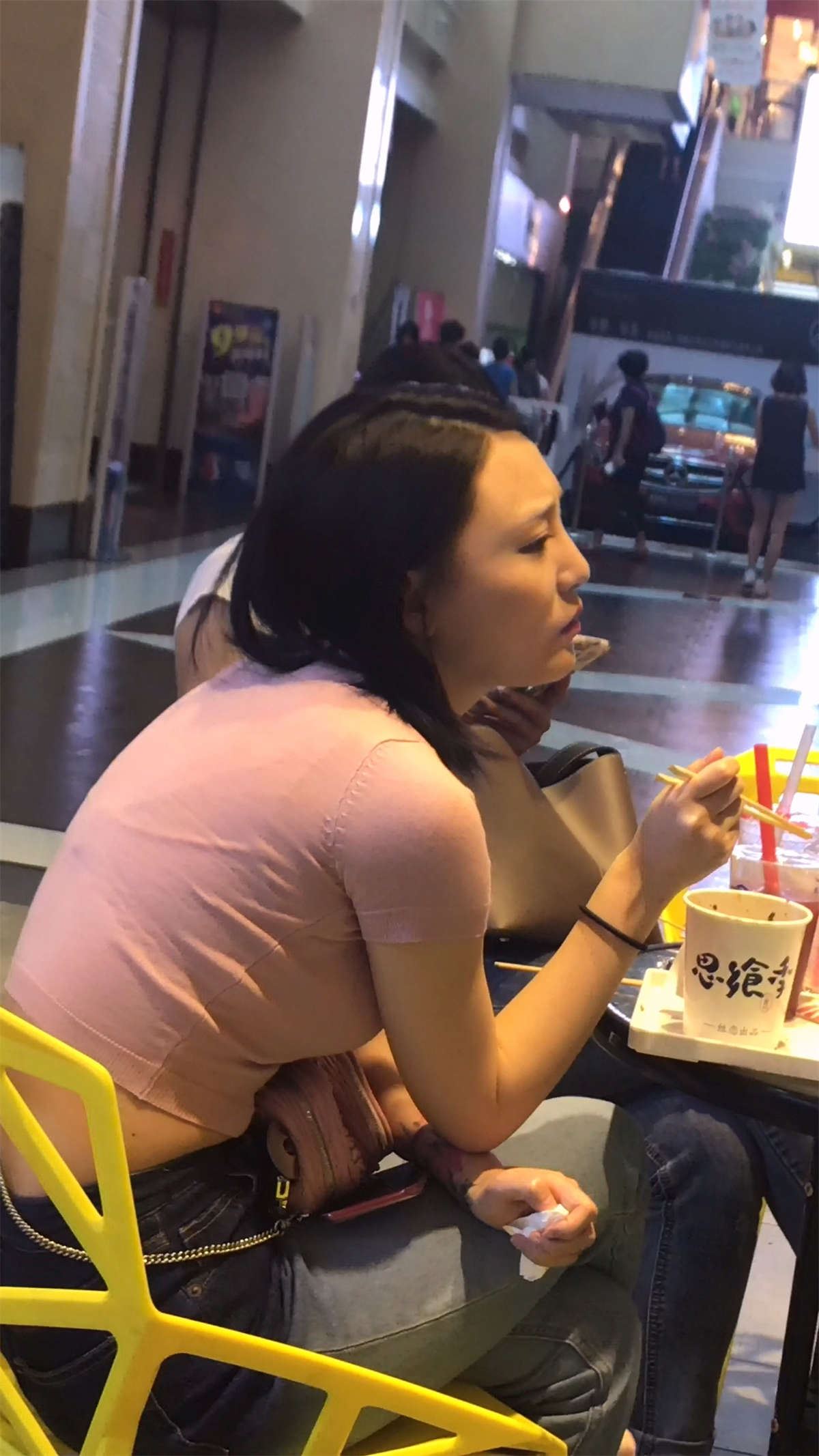 丰满紧身蓝牛美女