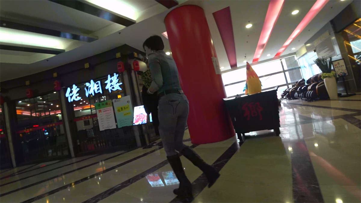 紧身牛仔裤肥臀少妇逛商场