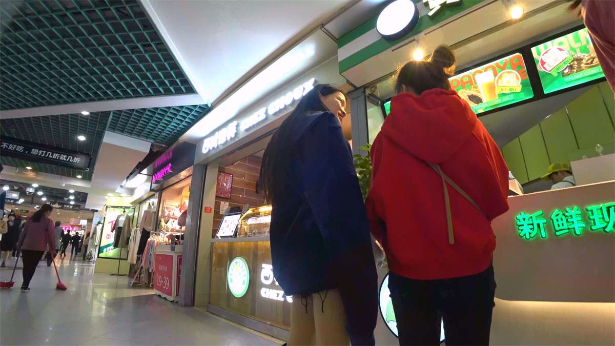 商场拍摄美腿少妇
