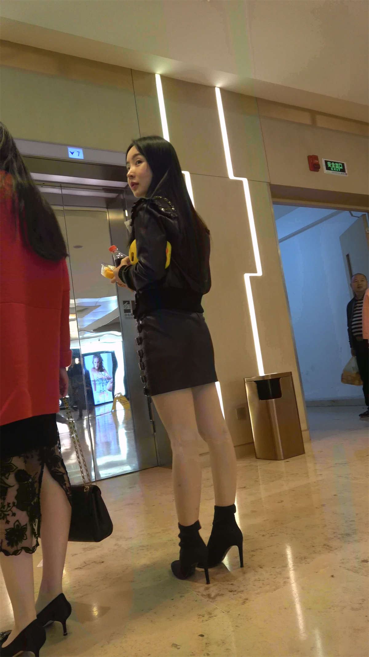 两位性感的皮裙美女