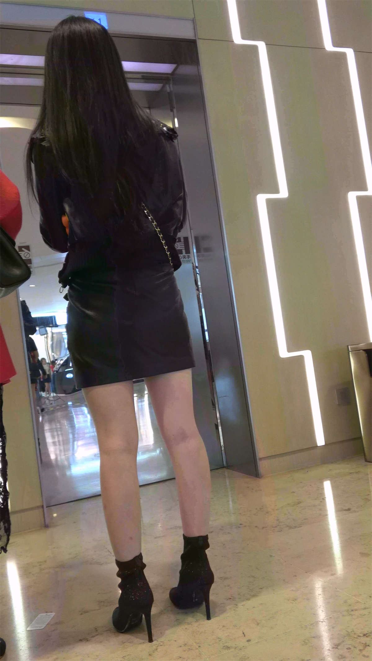 两位性感的皮裙美女