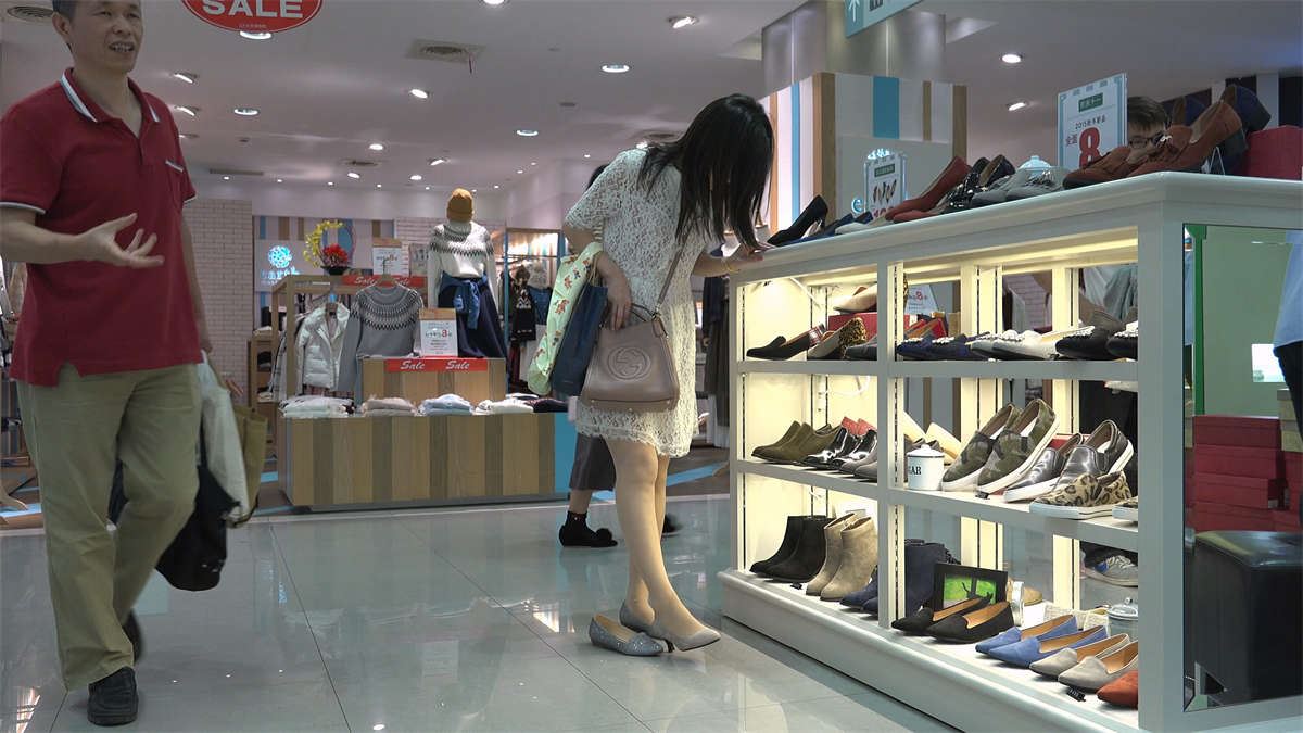 两位试鞋美女