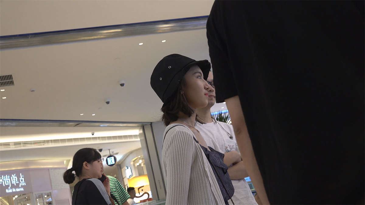 深情款款的凉高美足文静女孩
