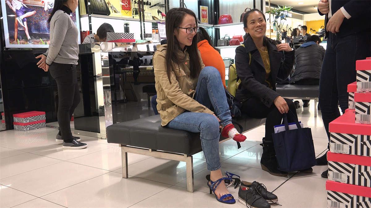 试鞋的牛仔裤眼镜妹