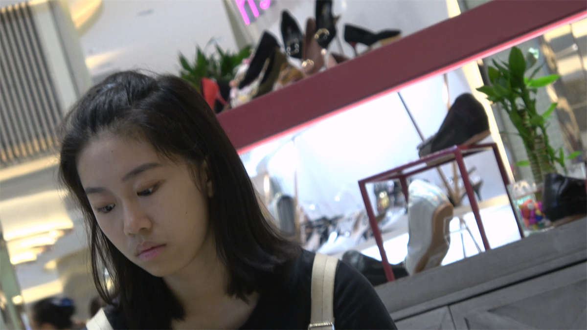 少女凉鞋裸足