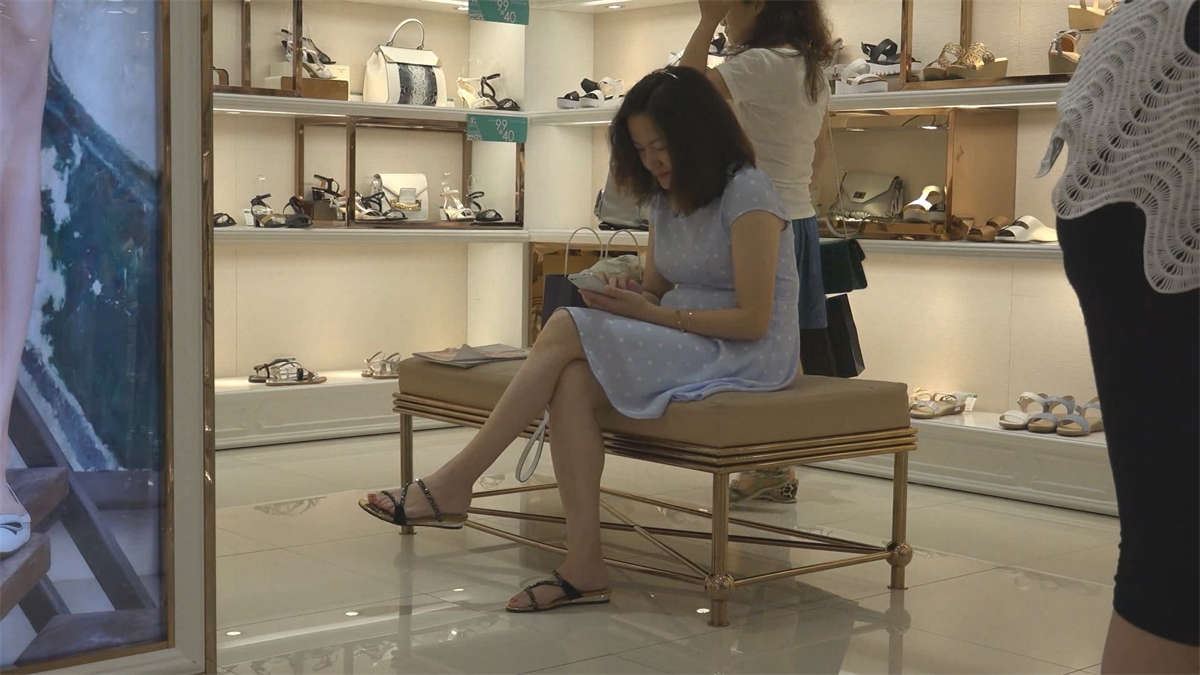 坐着玩鞋子的女孩