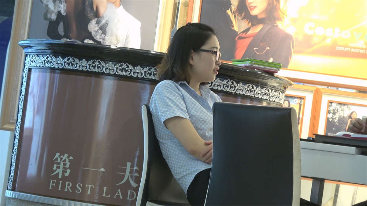 化妆品点的黑色高跟裸足美女销售