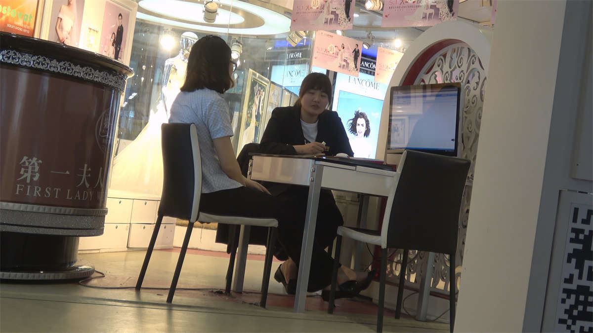 化妆品点的黑色高跟裸足美女销售