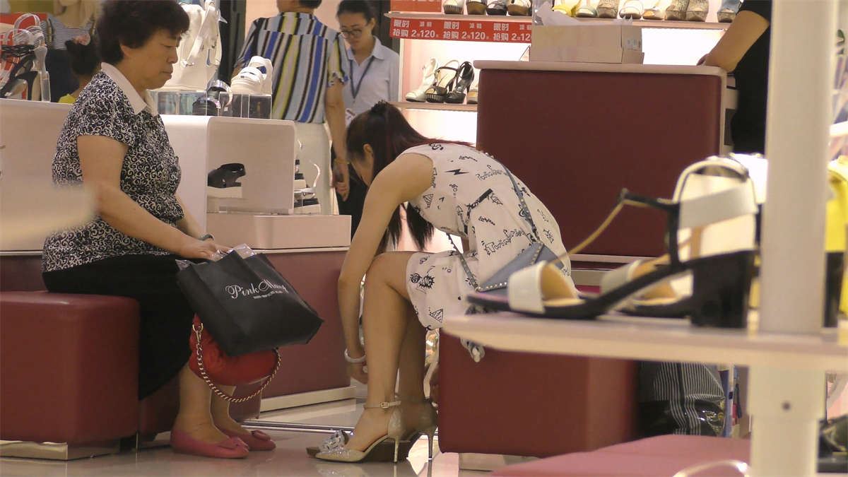 认真试鞋子的高跟美脚女孩
