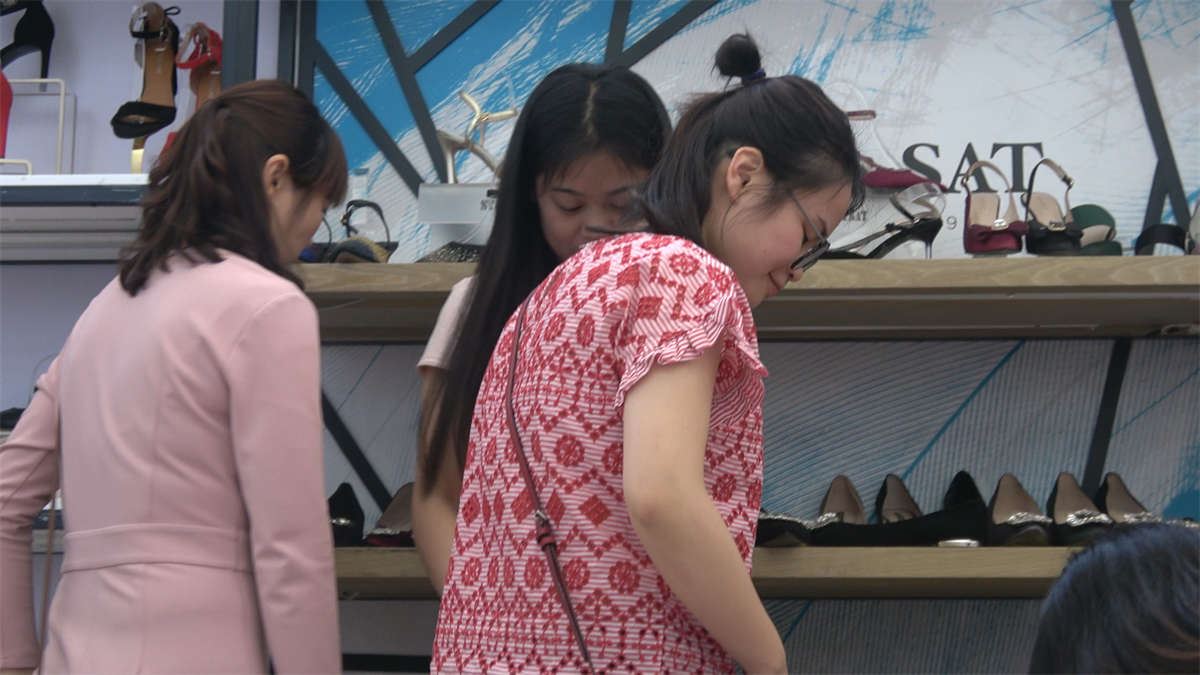 素足美妞试鞋子