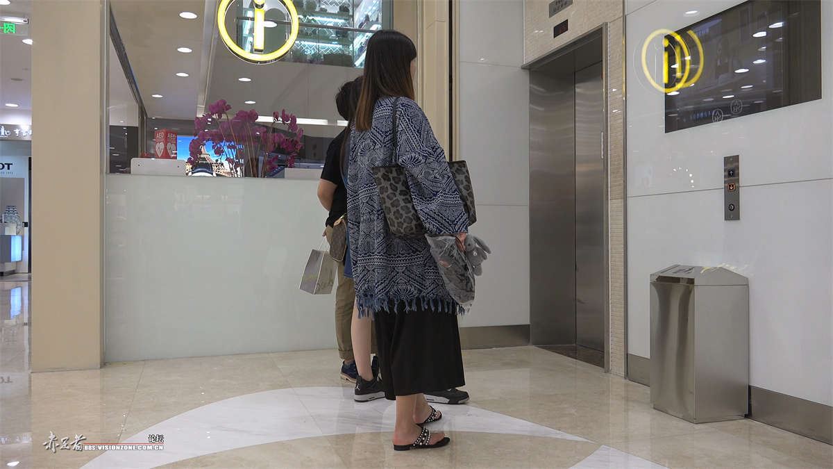 妹子试鞋子后去电梯