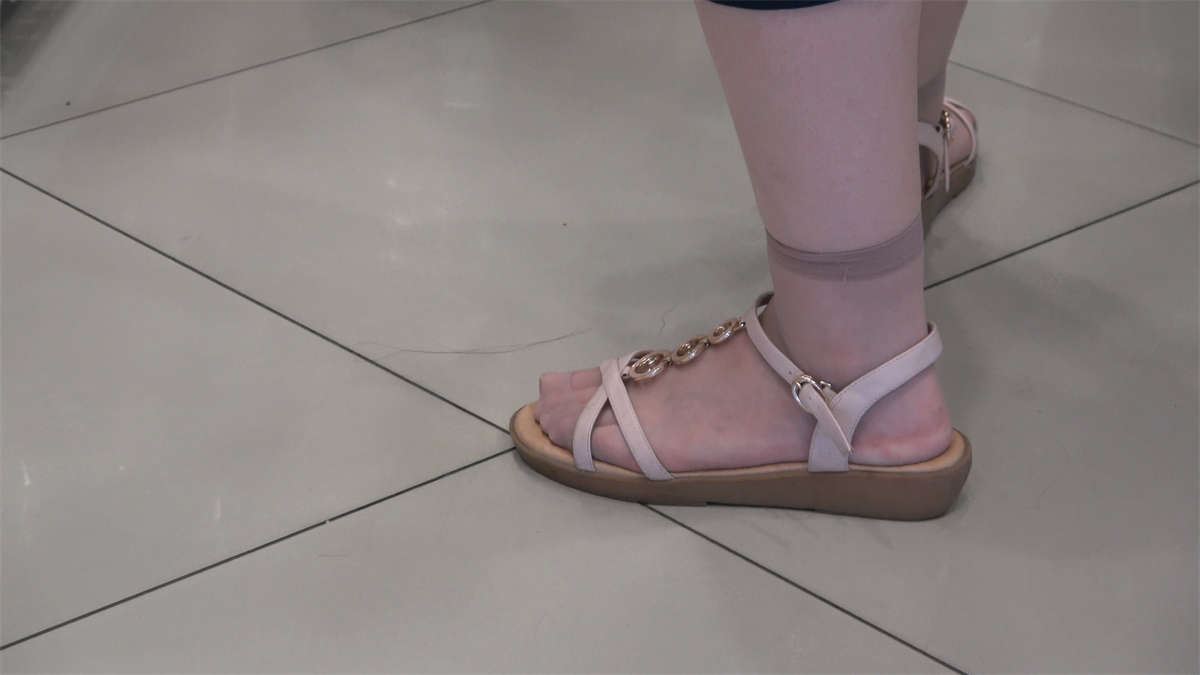 可爱女孩性感的透明短肉丝