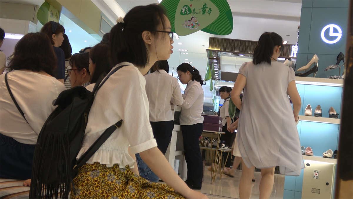 连衣裙美足少女