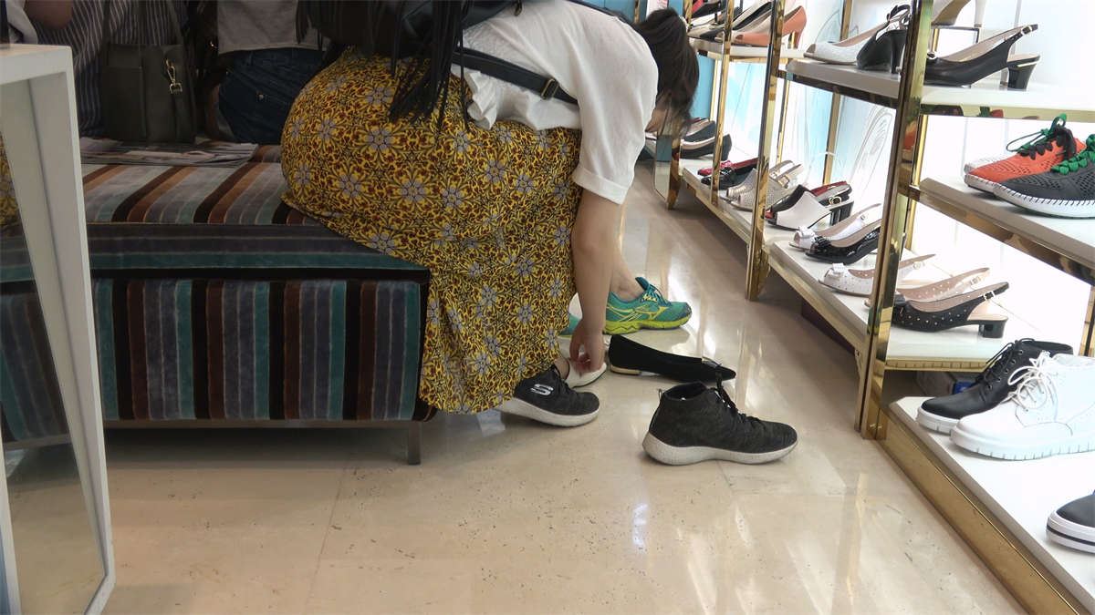 连衣裙美足少女