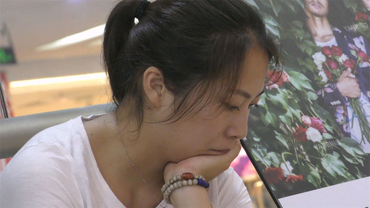 优雅的少妇，脚丫动作格外挑逗
