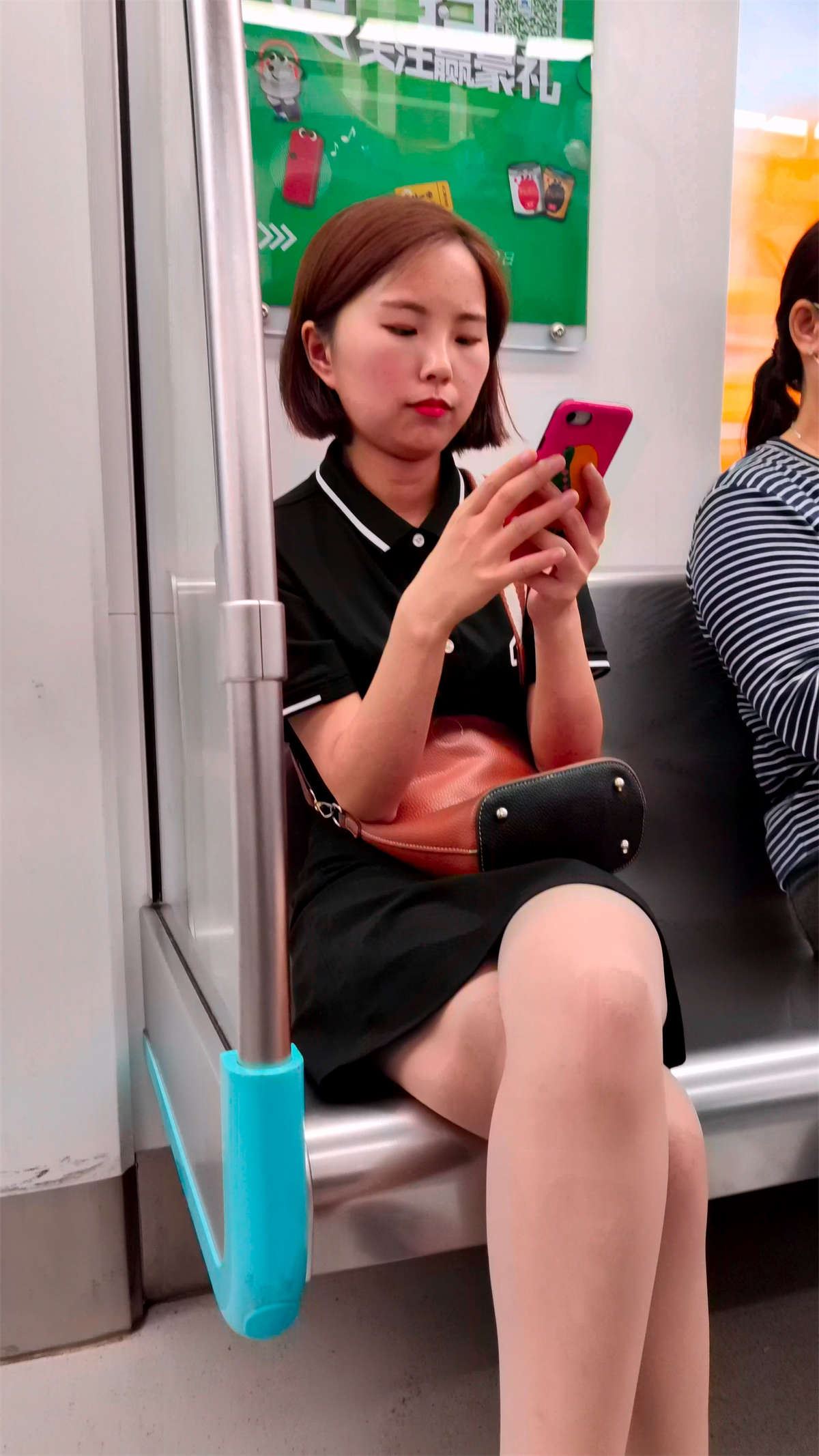 娇小的肉丝袜美腿小媳妇
