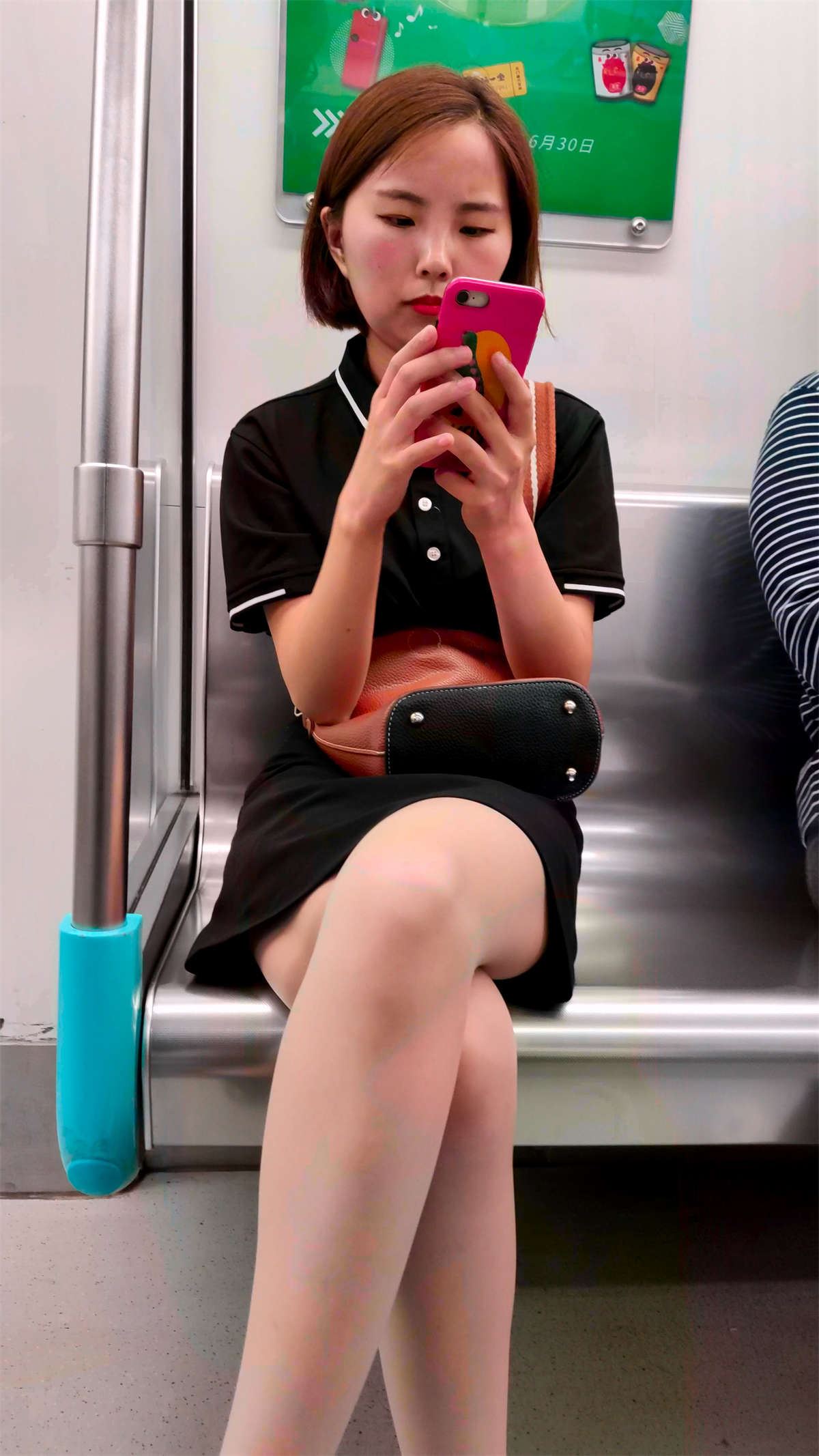 娇小的肉丝袜美腿小媳妇