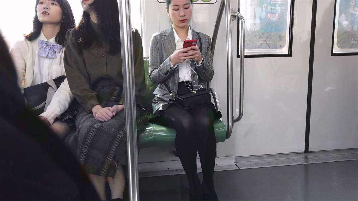 地铁上的黑丝白领美女
